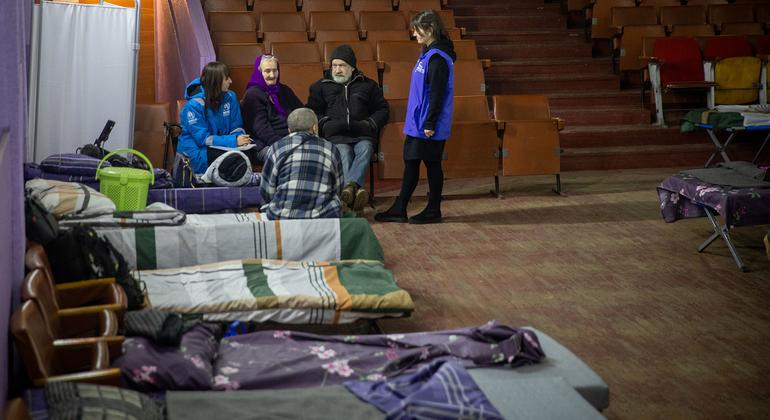 Сотрудники УВКБ разговаривают с переселенцами из Донецкой области в транзитном центре.